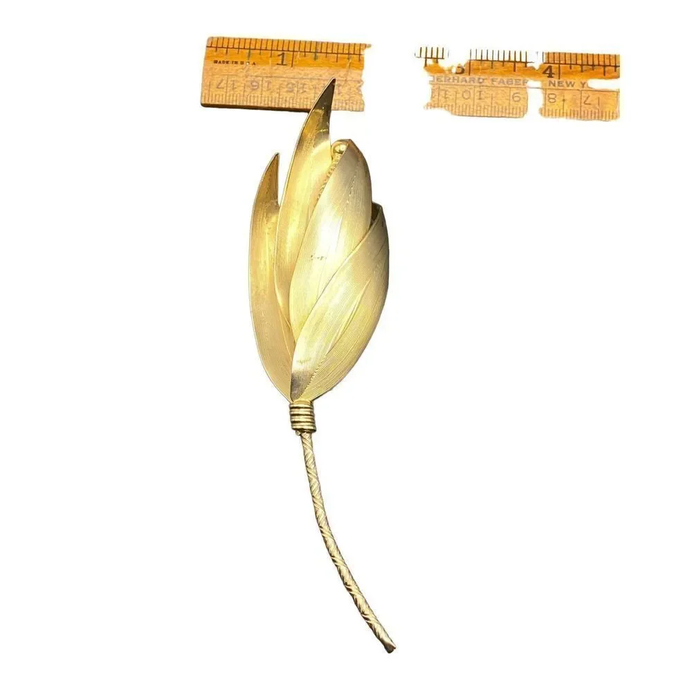 Vintage large flower pin in gold tone detailed stem brooch